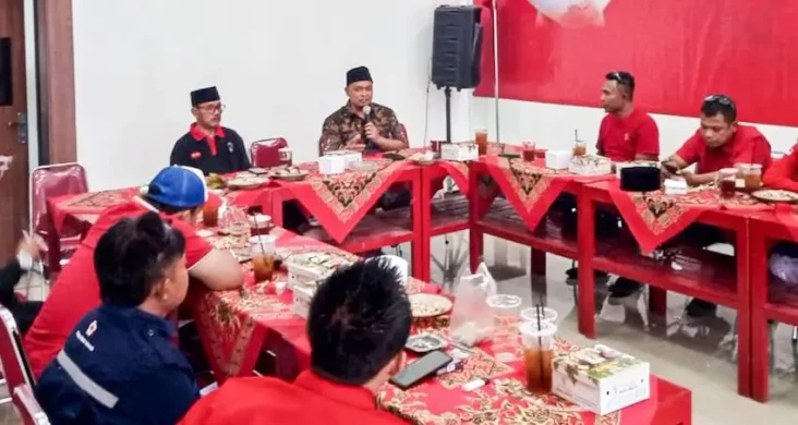 Mencoba Dobrak Kandang...