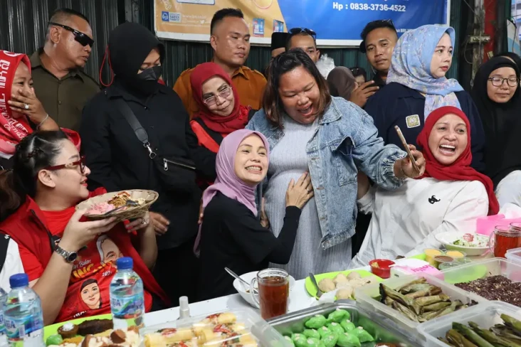 Atikoh Makan Malam di...