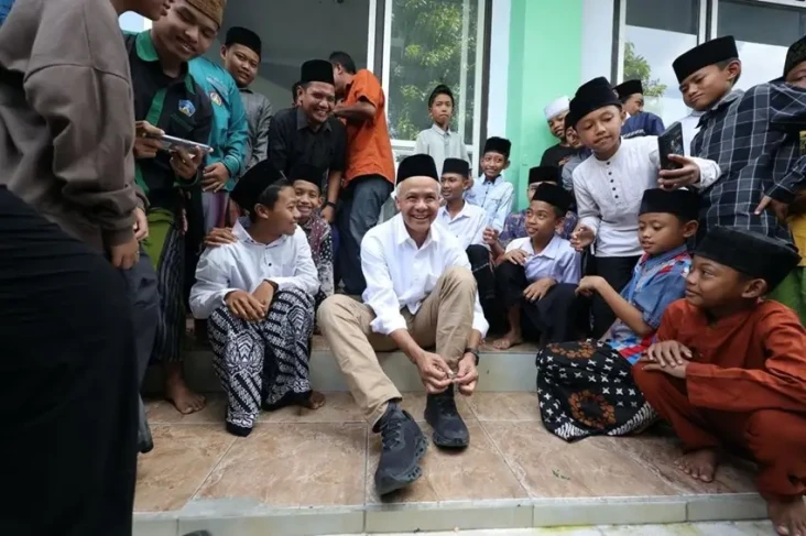 Ganjar Jumatan di Masjid...