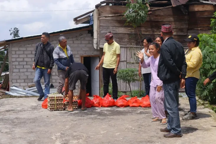Golkar Serahkan Bantuan...