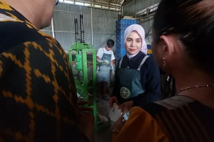 Siti Atikoh Dengarkan...