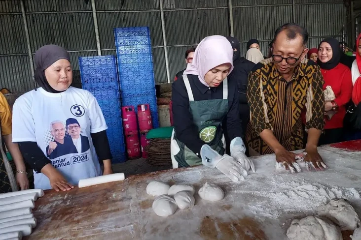 Siti Atikoh Buat Kerupuk...