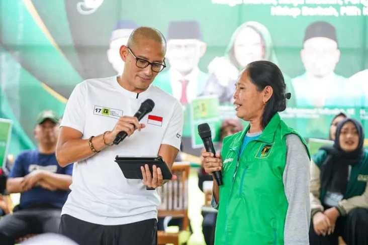 Diberi Rompi Milik Sandiaga...