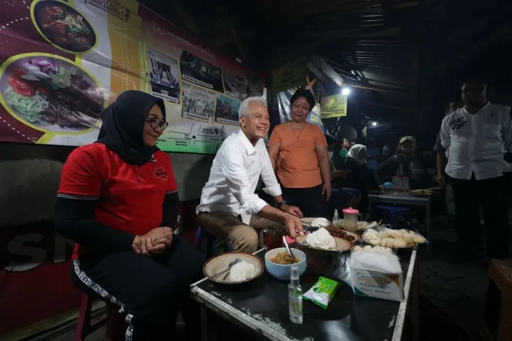 Momen Ganjar Nikmati...