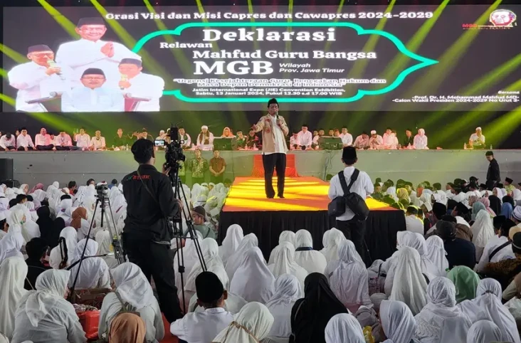 Mahfud MD Disambut Lagu...