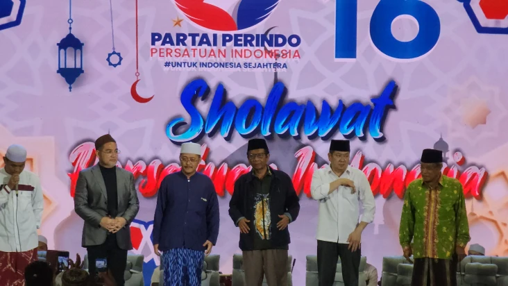 HT dan Mahfud MD Hadiri...