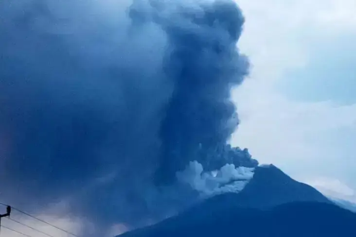 Gunung Lewotobi Muntahkan...