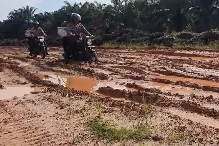 Terjang Jalan Berlumpur,...