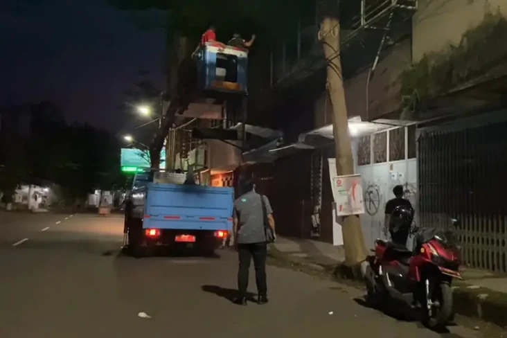 16 Tahun Buron, Terdakwa...