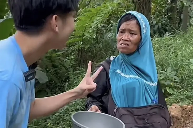 Viral! Wanita Tua Mengemis...