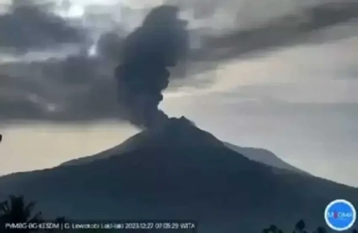 Gunung Lewotobi Laki-laki...