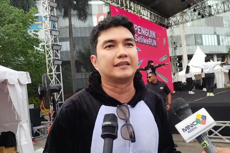 Aldi Taher Kenakan Kostum...
