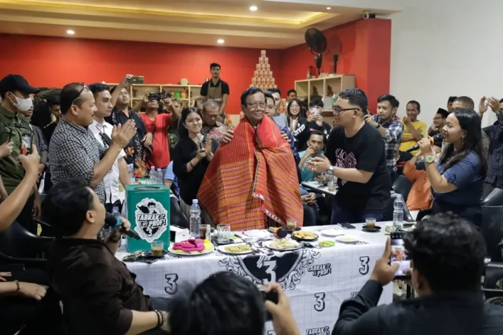 Mahfud Disematkan Kain...