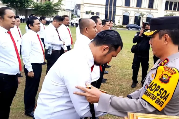 19 Polisi Pembongkar...