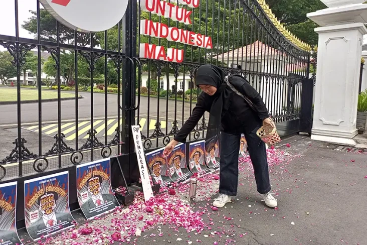 Aksi Tabur Bunga Korban...