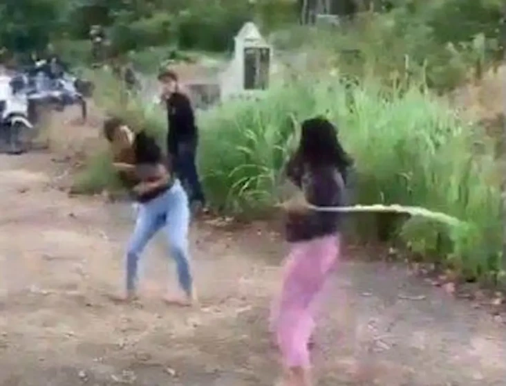 Viral! 2 Remaja Putri...