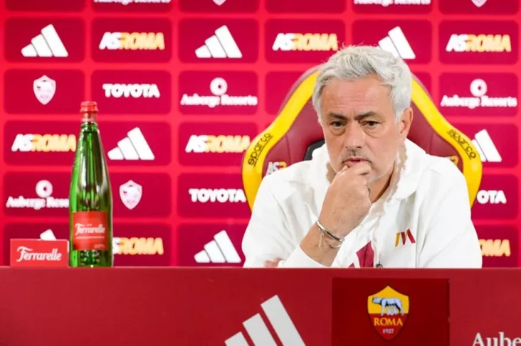Jose Mourinho Dipecat...