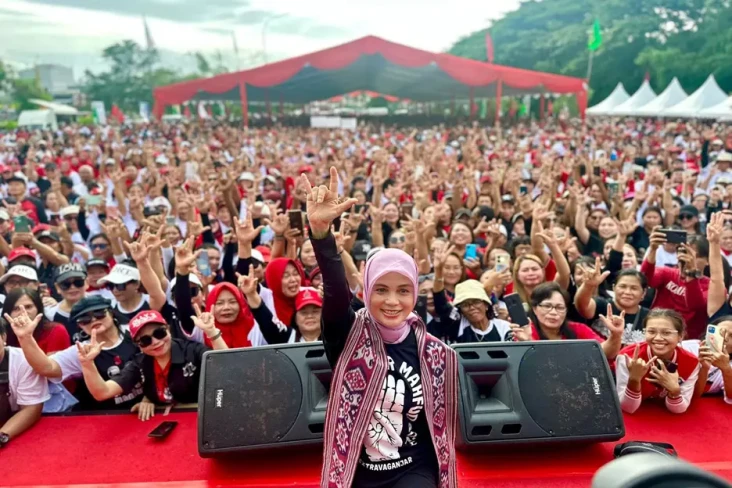 Siti Atikoh Ikut Hujan-hujanan...