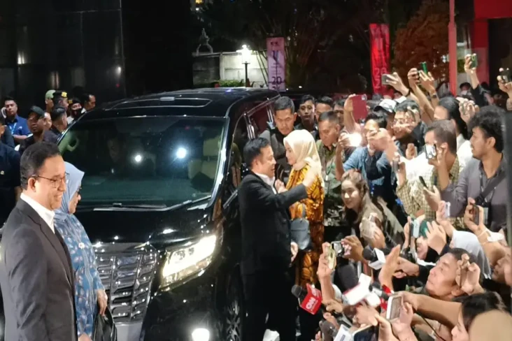 Kompak Pakai Jas Hitam,...