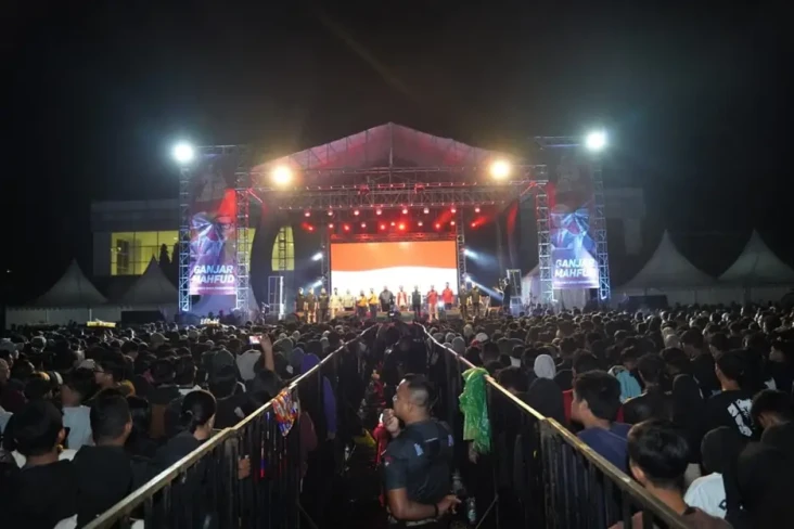 Puluhan Ribu Pendukung...