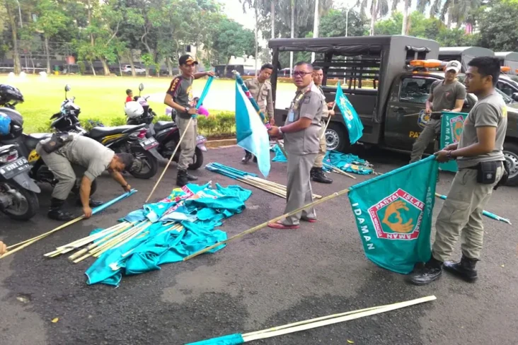 Polisi dan Bawaslu Tertibkan...