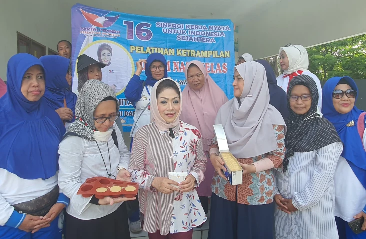 Caleg Perindo Dyah Anita...