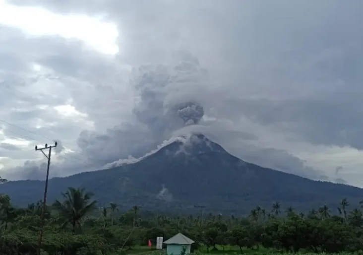 Gunung Lewotobi Laki-laki...