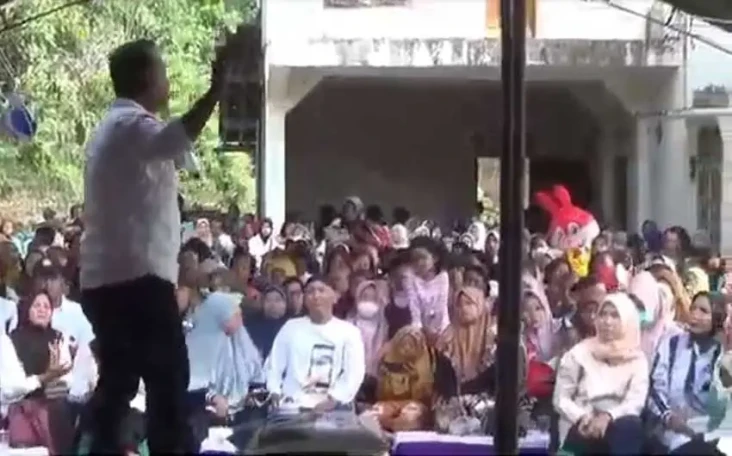 Ribuan Warga Lubuk Raja...