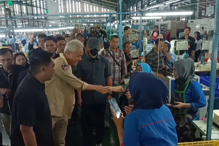 Sambangi Pabrik Sepatu...