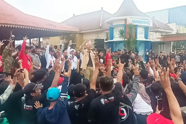 Momen Ganjar Ajak Ribuan...