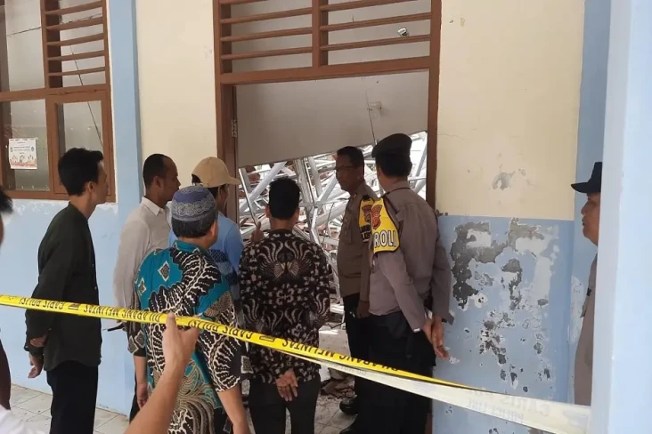 Cegah Sekolah Ambruk,...