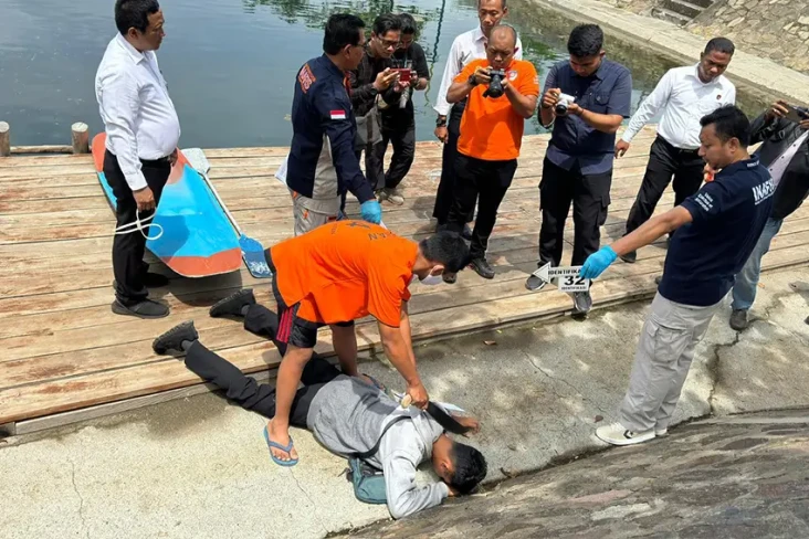 Pembunuhan di Pantai...