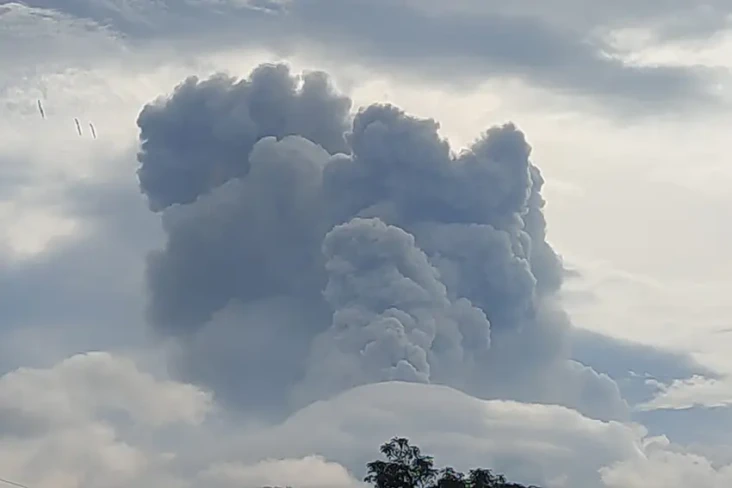 Gunung Lewotobi Erupsi...