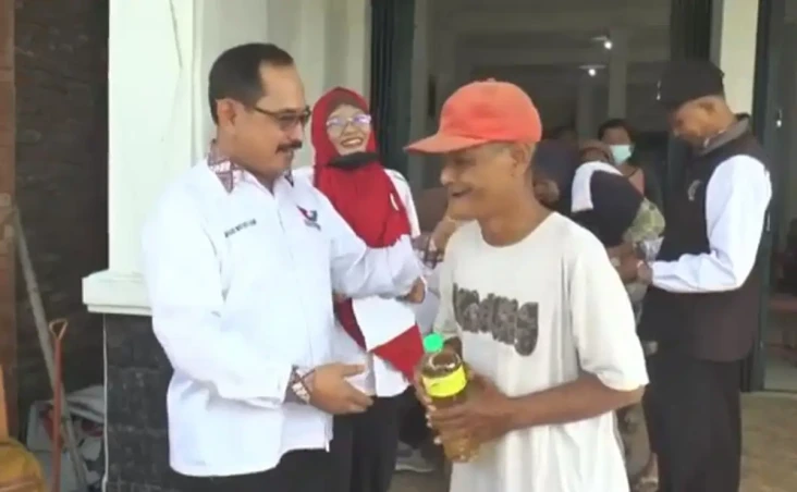 Warga Serbu Bazar Minyak...
