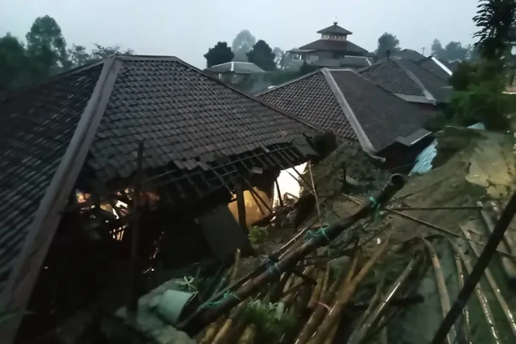 Hujan Deras, Rumah Petani...