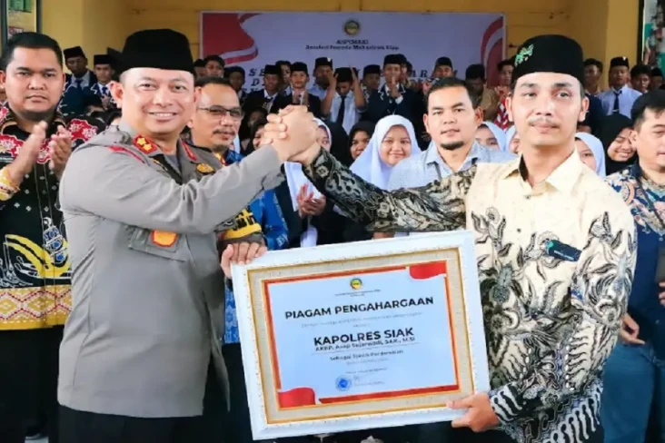 Kapolres Siak Raih Penghargaan...