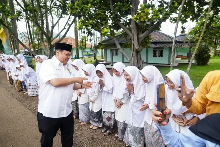 Airlangga Luncurkan...