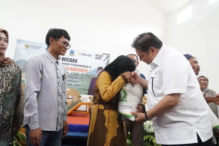 Tinjau Bantuan Pangan...