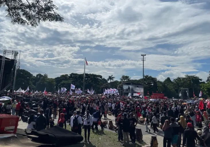 Puluhan Ribu Warga Bandung...