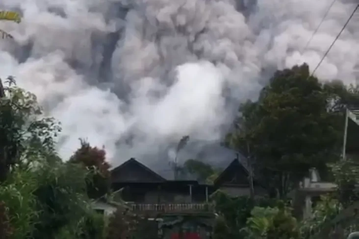 Gunung Merapi Muntahkan...