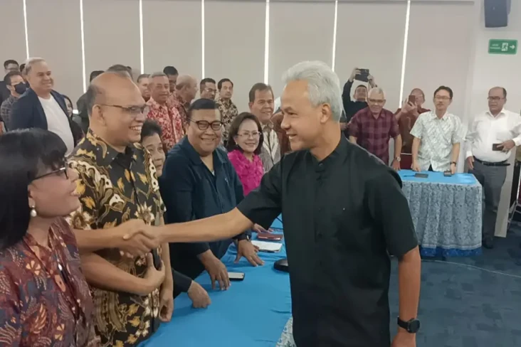 Ganjar Pranowo Berdialog...