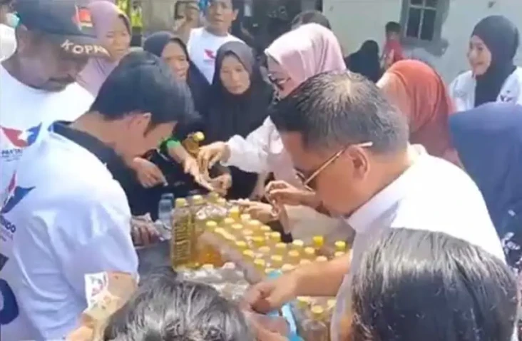Caleg Perindo Bagikan...