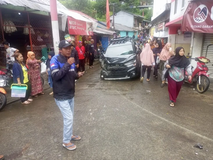Tabrakan Beruntun di...