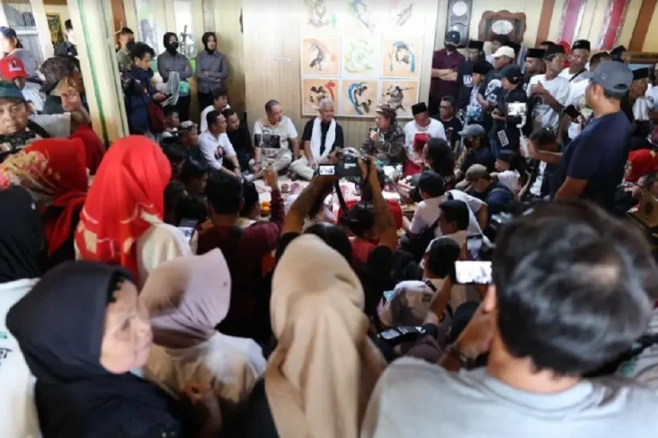 Ganjar Kunjungi Rumah...