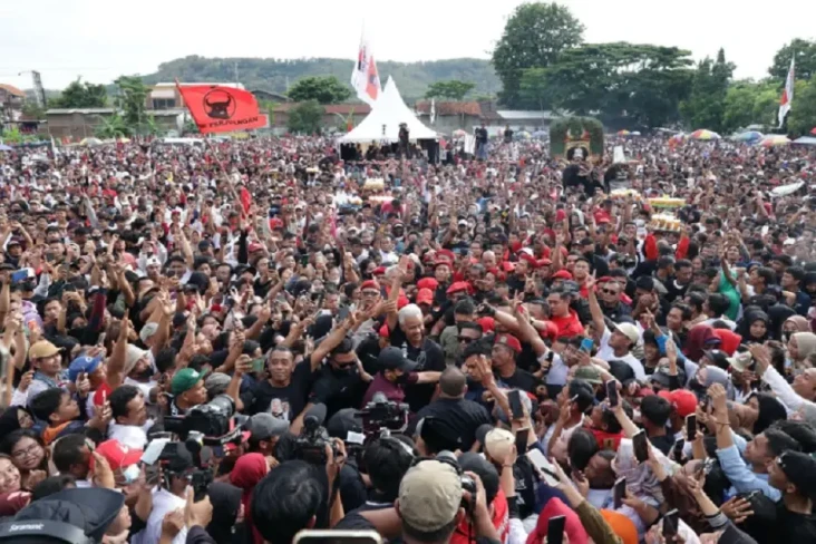 Puluhan Ribu Warga di...
