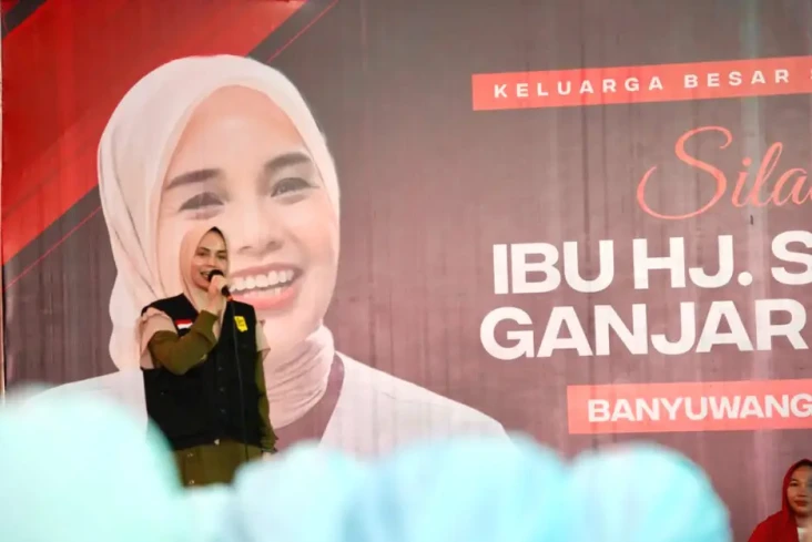 Atikoh Ganjar Berpantun,...