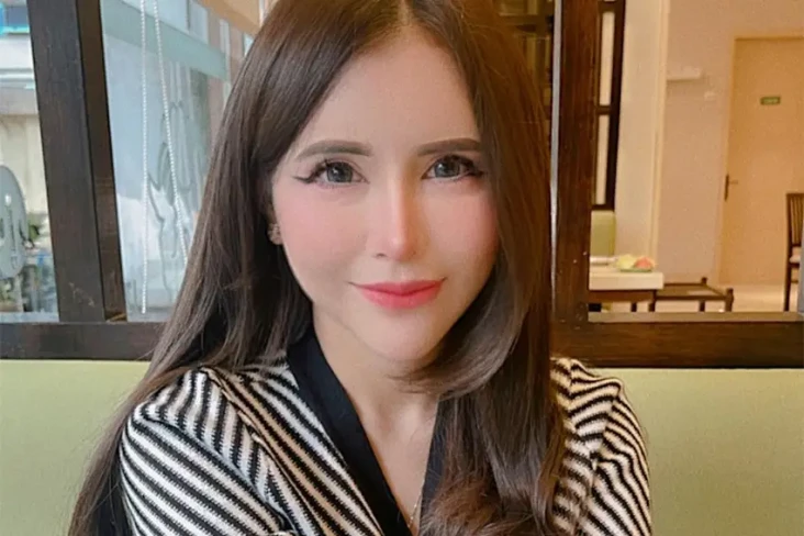 Tinggalkan Dunia Model,...