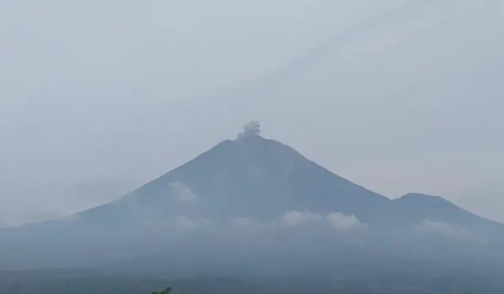Gunung Semeru Erupsi...