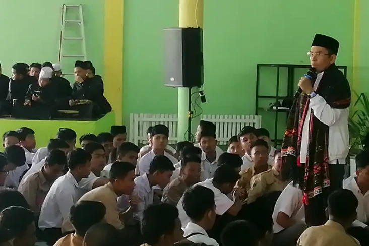 TGB Kunjungi Pesantren...
