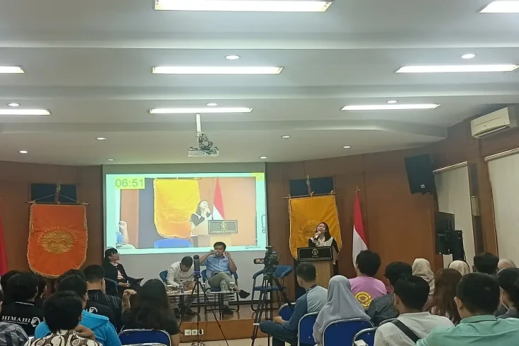 Di Depan Mahasiswa UI,...